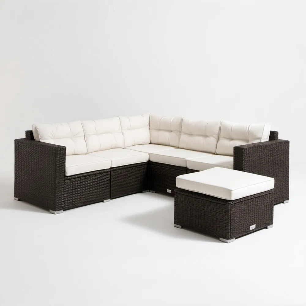 Narożna sofa ogrodowa z technorattanu 220 x 220 x 73 cm ciemnobrązowa z kremowymi poduszkami i pufą